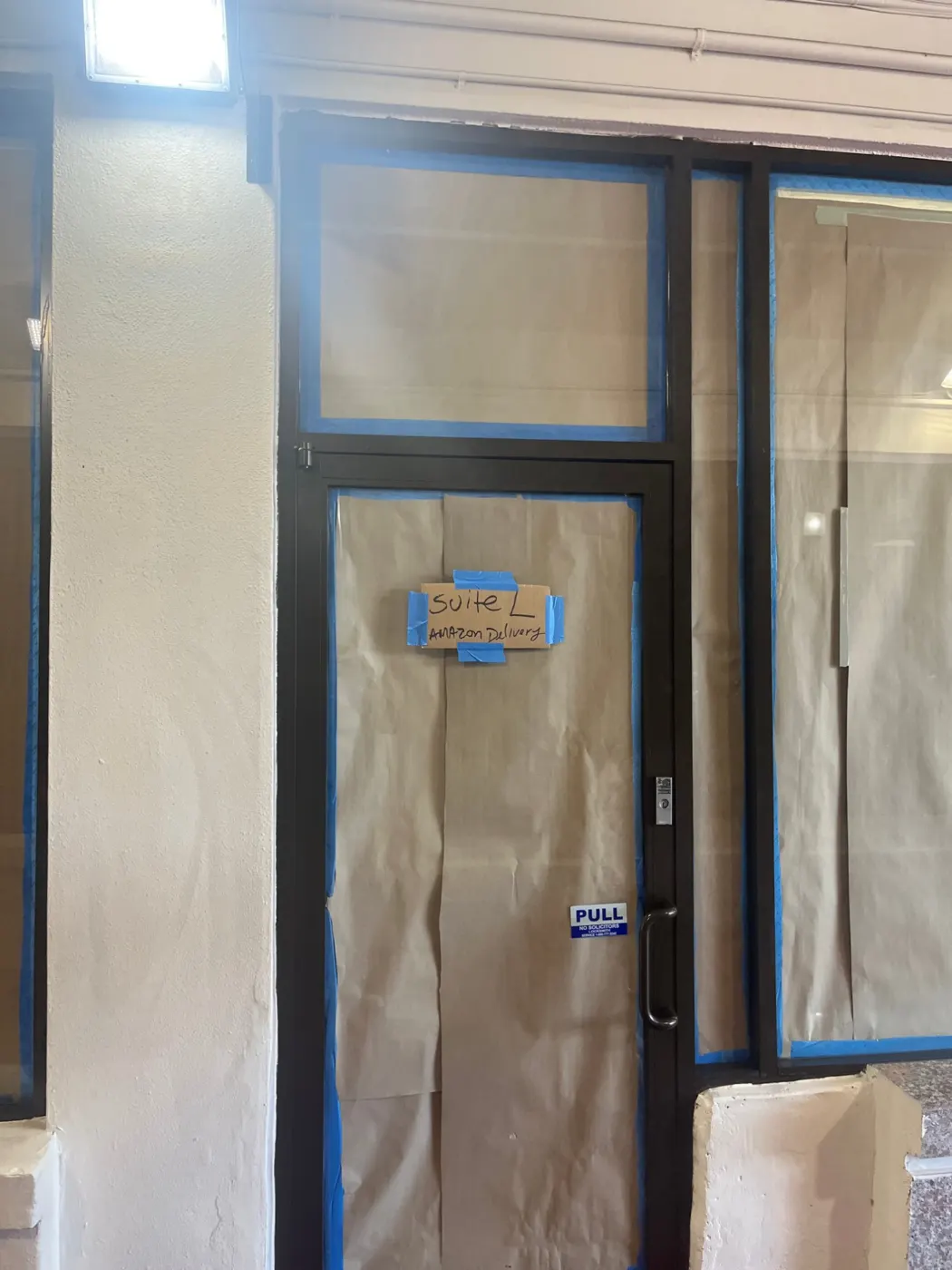 Puerta de la clínica cubierta con papel antes del letrero