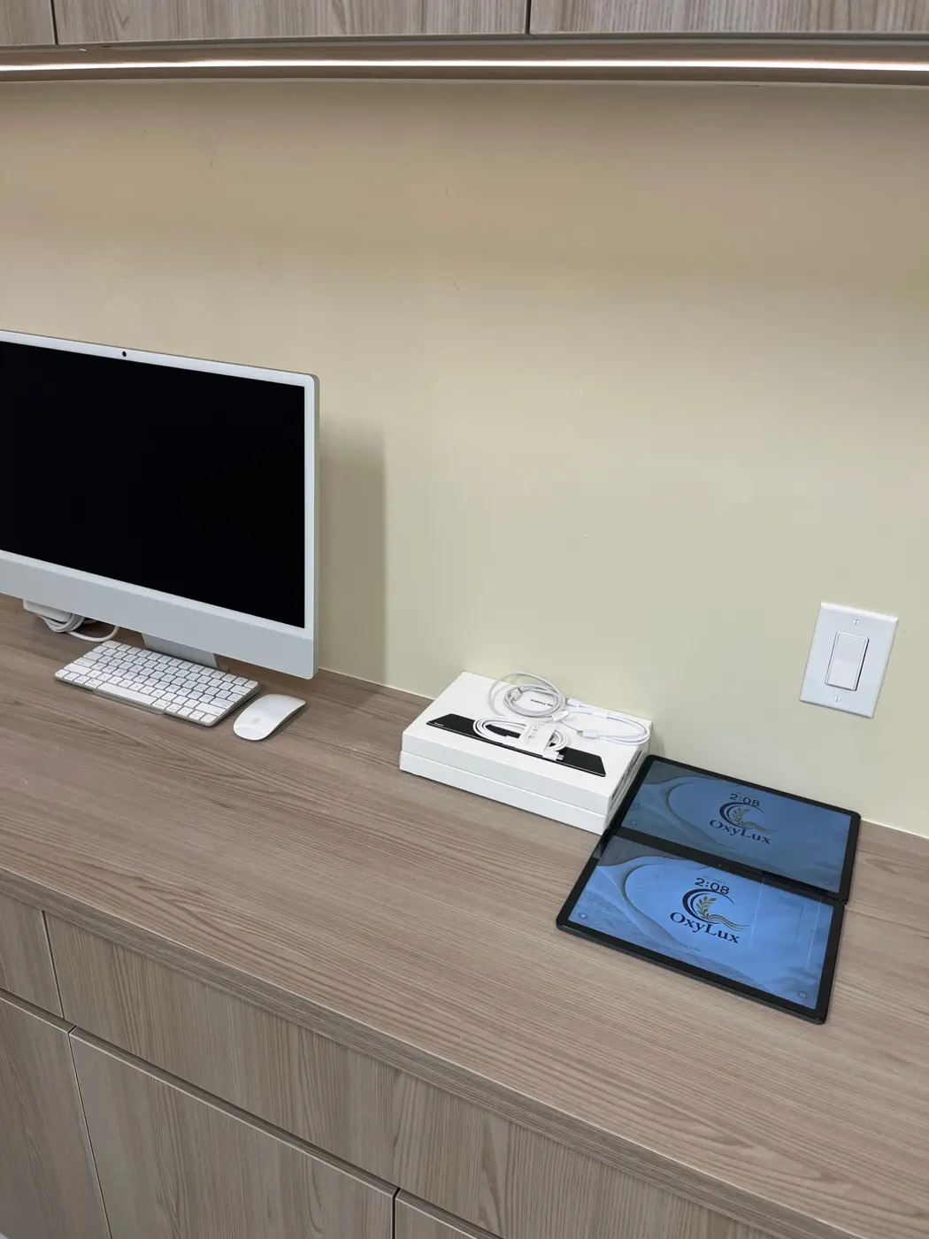 iMac y tablets de registro instalados en la recepción de OxyLux